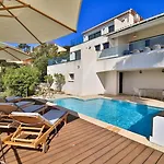 Modernes La Petite Maure Mit Pool, Meerblick, Familienfreundlich By Riviera Homelife Management Prázdninový dům